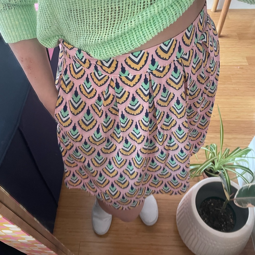 Pleated mini skirt, with the best print.